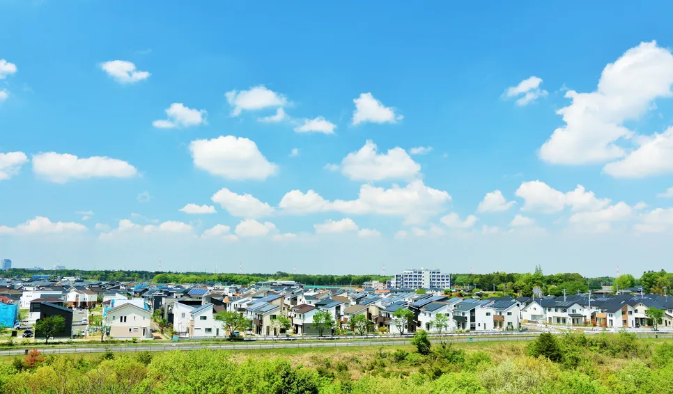 青空の下に広がる住宅地の街並み